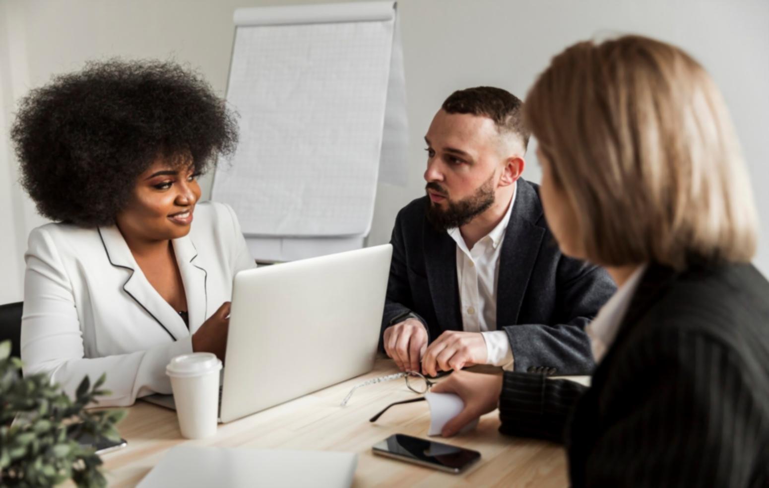 Teilnehmer arbeiten gemeinsam an Finanzstrategien